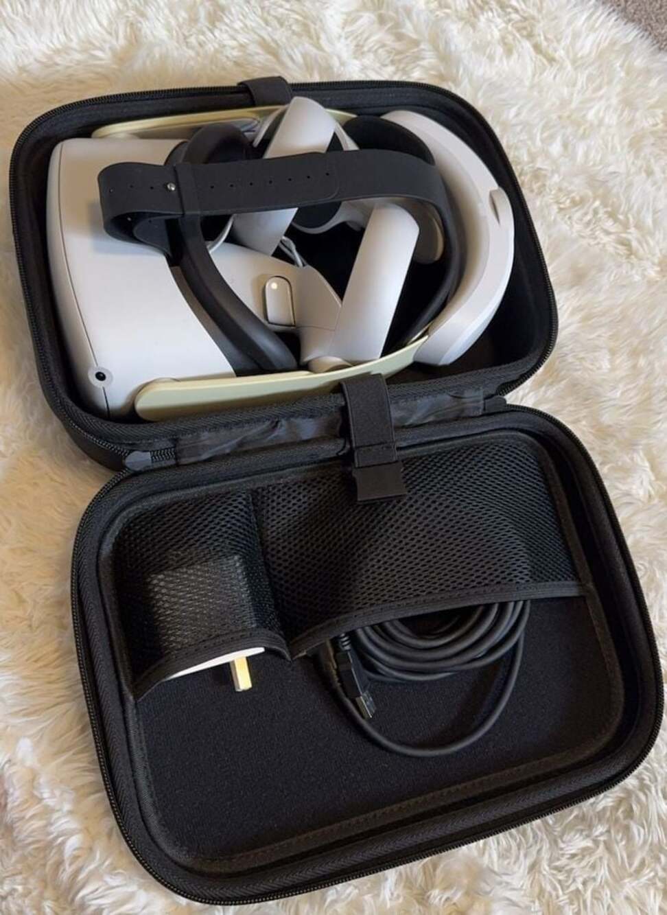 Oculus Quest 2 VR Headset with Carrying Case and Controllers